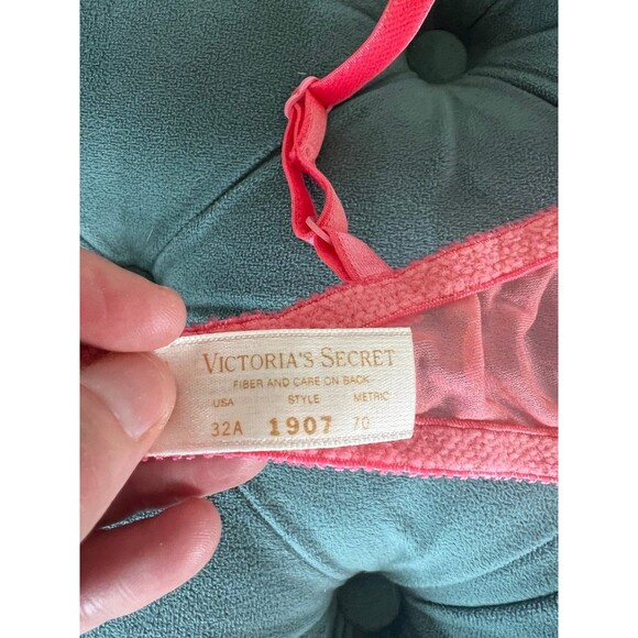 Victoria Secret Gold Label Vintage Pink Nylon Lace Bra Size 32A 1907 70 - Picture 3 of 6